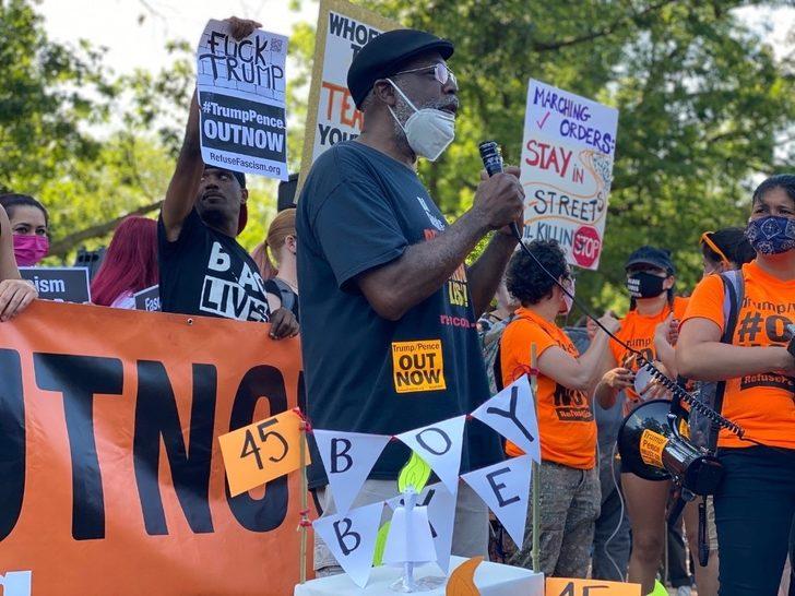 Trump, doğum gününde Beyaz Saray önünde protesto edildi G1