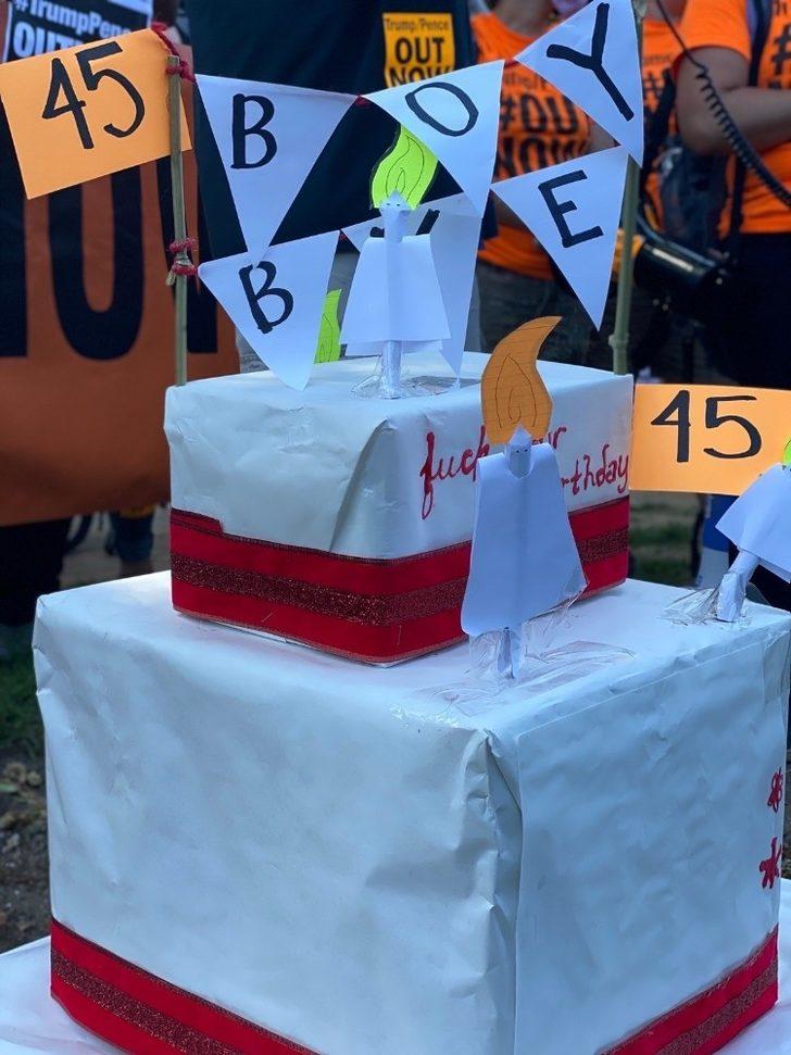 Trump, doğum gününde Beyaz Saray önünde protesto edildi G3