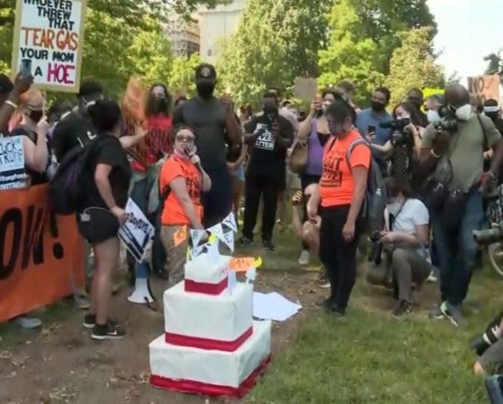 Trump, doğum gününde Beyaz Saray önünde protesto edildi G4