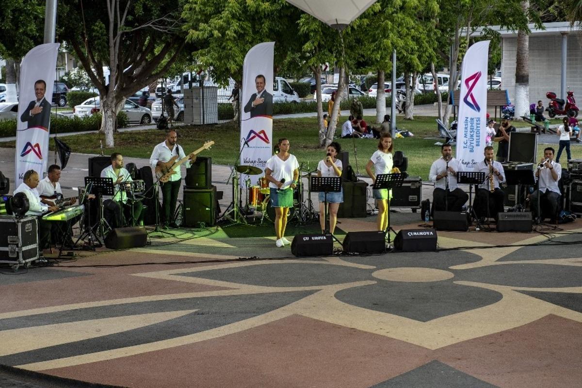 Mersin&rsquo;de yeni normalleşme s&uuml;recinde sosyal mesafeli ilk konser