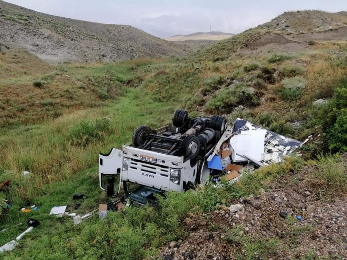 Nallıhan&rsquo;da Solta Boğazında kamyonet takla attı: 2 yaralı