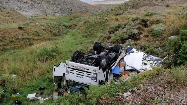 Nallıhan’da Solta Boğazında kamyonet takla attı: 2 yaralı