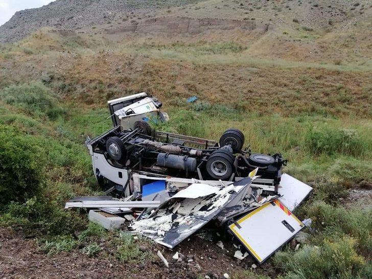 Nallıhan’da Solta Boğazında kamyonet takla attı: 2 yaralı G3