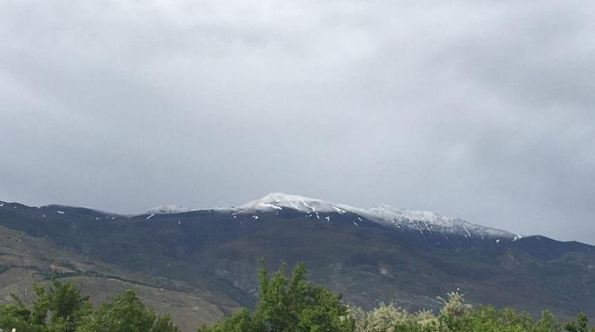 Yağan dolu Esence Dağının zirvesini beyaza bürüdü
