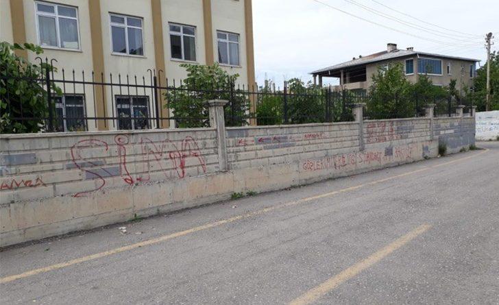 Van’da okul çevre duvarları çirkin yazılarla kirletiliyor G2
