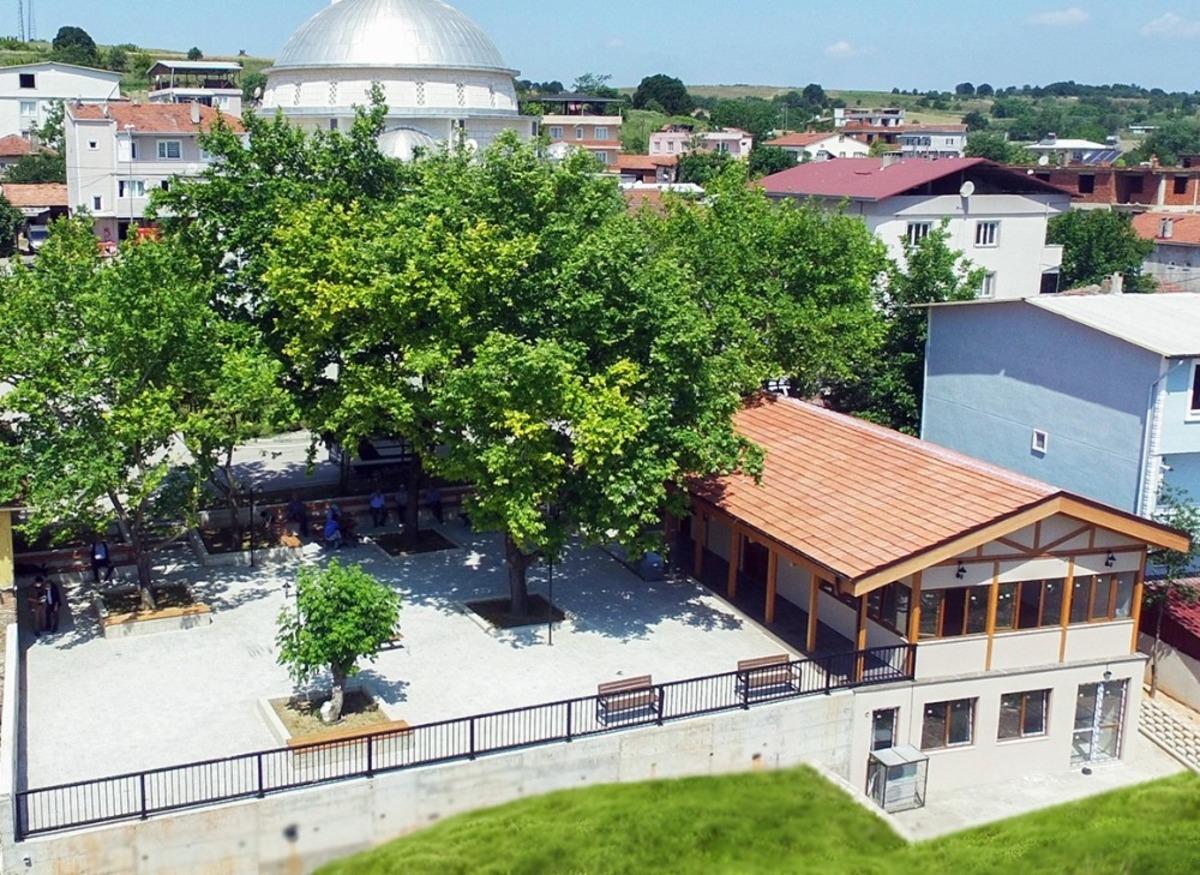 Nil&uuml;fer G&ouml;k&ccedil;ek&ouml;y&rsquo;e meydan ve kahvehane