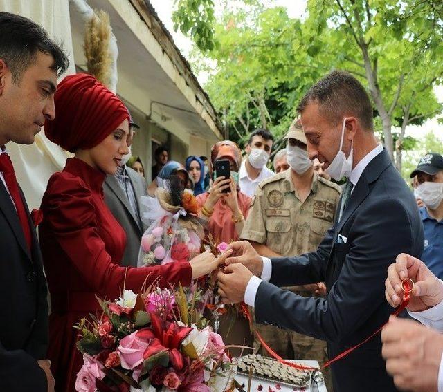 Jandarma personellerinin nişan yüzüğünü kaymakam taktı