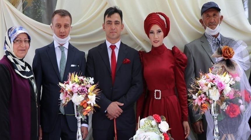 Jandarma personellerinin nişan y&uuml;z&uuml;ğ&uuml;n&uuml; kaymakam taktı