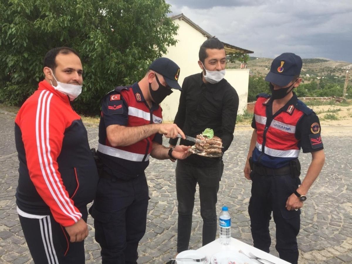 Kavga ihbarına giden jandarmaya pastalı kutlama
