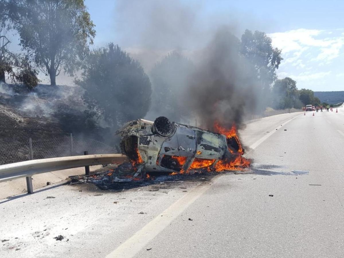 &Ccedil;eşme otoyolunda kaza: 2 kişi yanarak &ouml;ld&uuml;