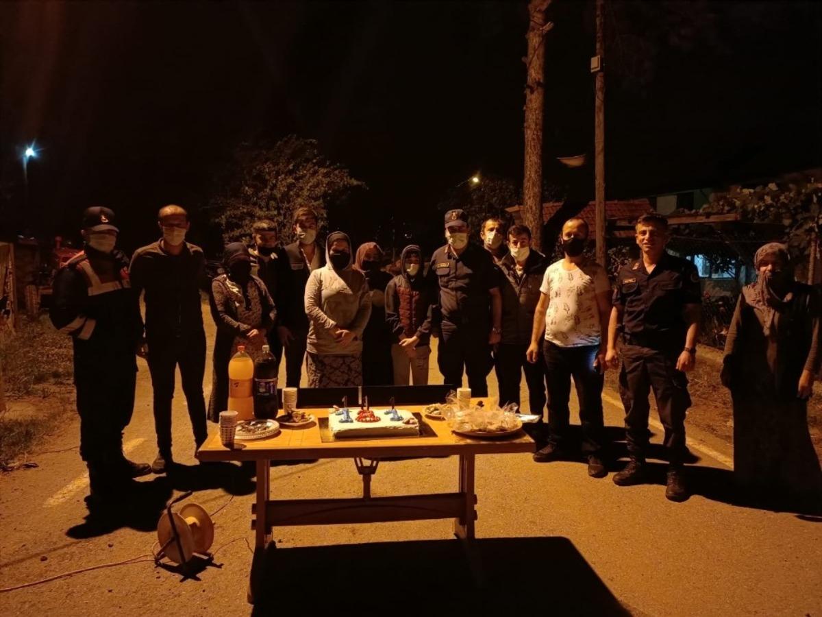 Kavga ihbarında bulunarak jandarma ekiplerine s&uuml;priz kutlama yaptılar