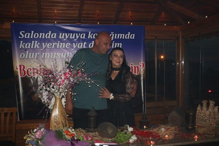 İlginç pankartla evlenme teklifinde bulundu G2