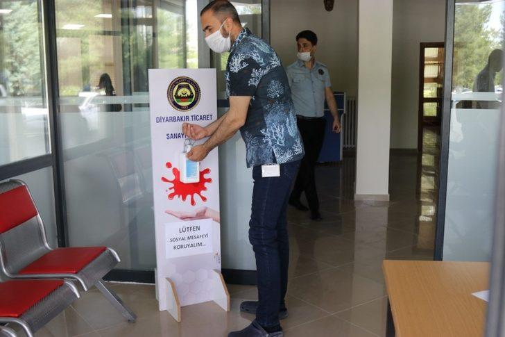 DTSO’dan iş yerlerine dezenfektan standı dağıtımı G2