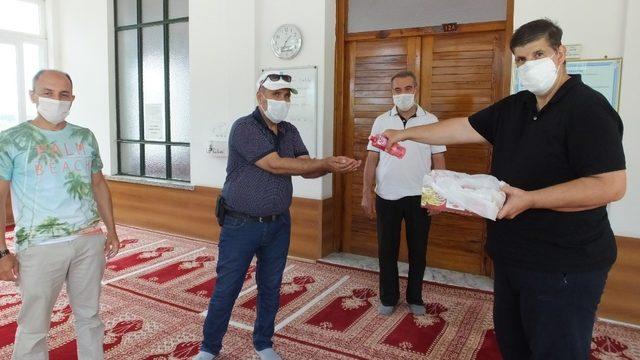 Burhaniye’de cami cemaatine lokum ve gül suyu ikramı