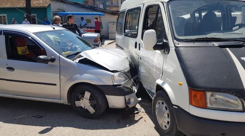 Otomobil minibüse çarptı: 1 yaralı