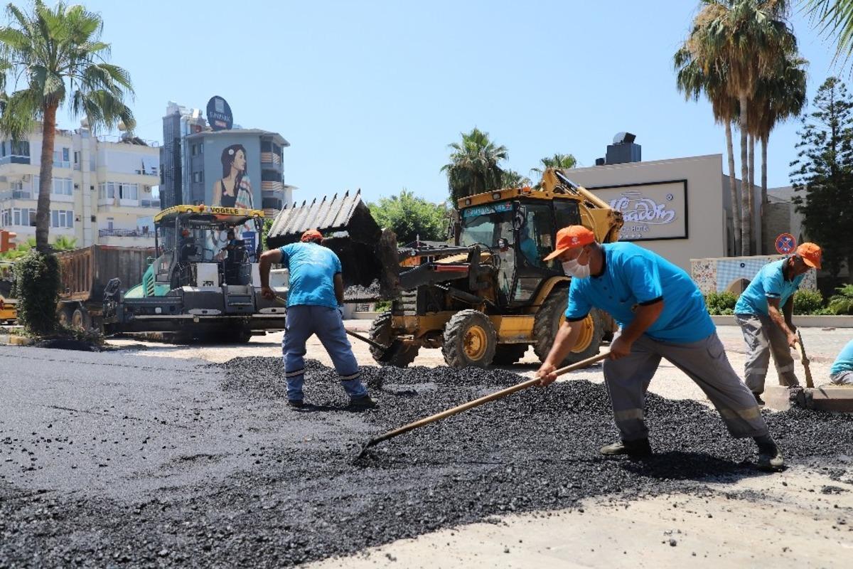 Atat&uuml;rk Bulvarında bozulan yollar yenileniyor