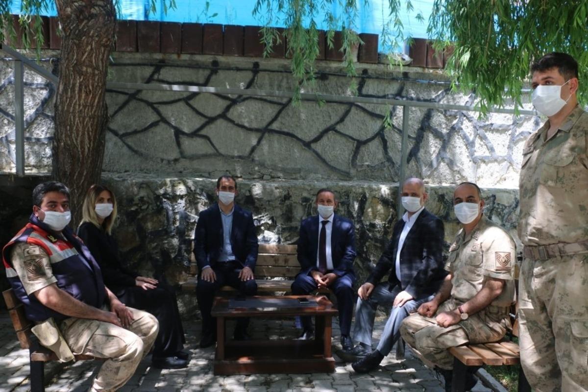 Kaymakam Aksu ve Başkan Yaptırmış, İl&ccedil;e Jandarma Komutanlığını ziyaret etti