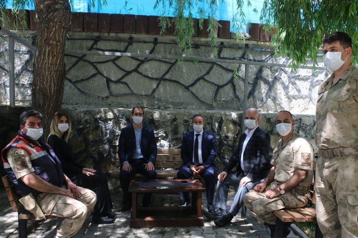 Kaymakam Aksu ve Başkan Yaptırmış, İlçe Jandarma Komutanlığını ziyaret etti G1