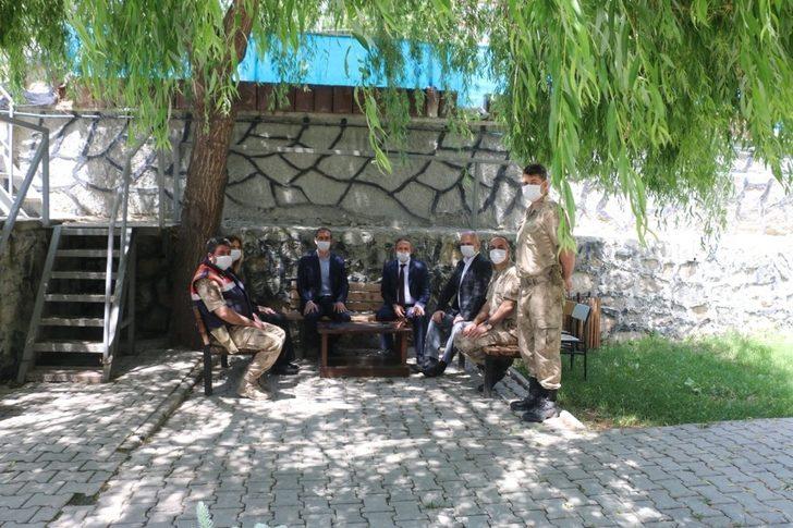 Kaymakam Aksu ve Başkan Yaptırmış, İlçe Jandarma Komutanlığını ziyaret etti G3