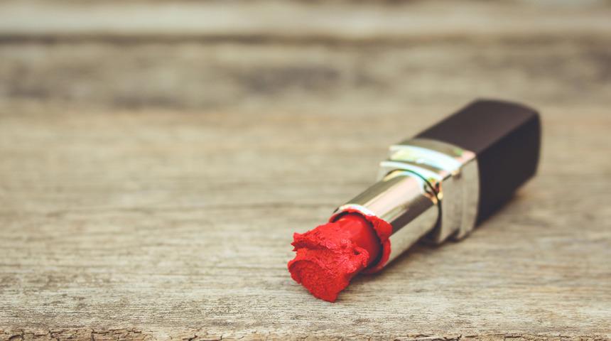 Artık kırılan ruju &ccedil;&ouml;pe atmayacaksınız! Bu y&ouml;ntemler ile ruju onarmak m&uuml;mk&uuml;n...