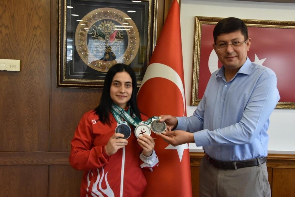 Milli Halterci Kentli, madalyalarını Başkan &Ouml;zcan ve Nazilli halkına armağan etti