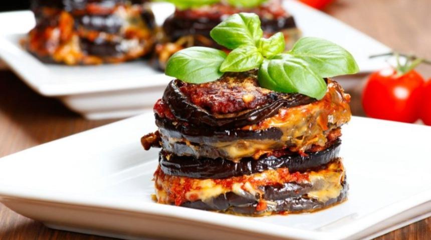 Misafirleriniz parmaklarını ısıracak! Davet sofralarına yakışır 4 ana yemek tarifi...