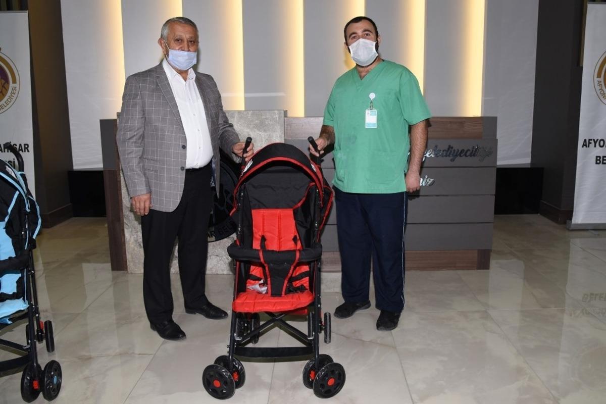 Afyonkarahisar Belediyesi&rsquo;nden &ccedil;ocuk sahibi olan ailelere bebek arabası