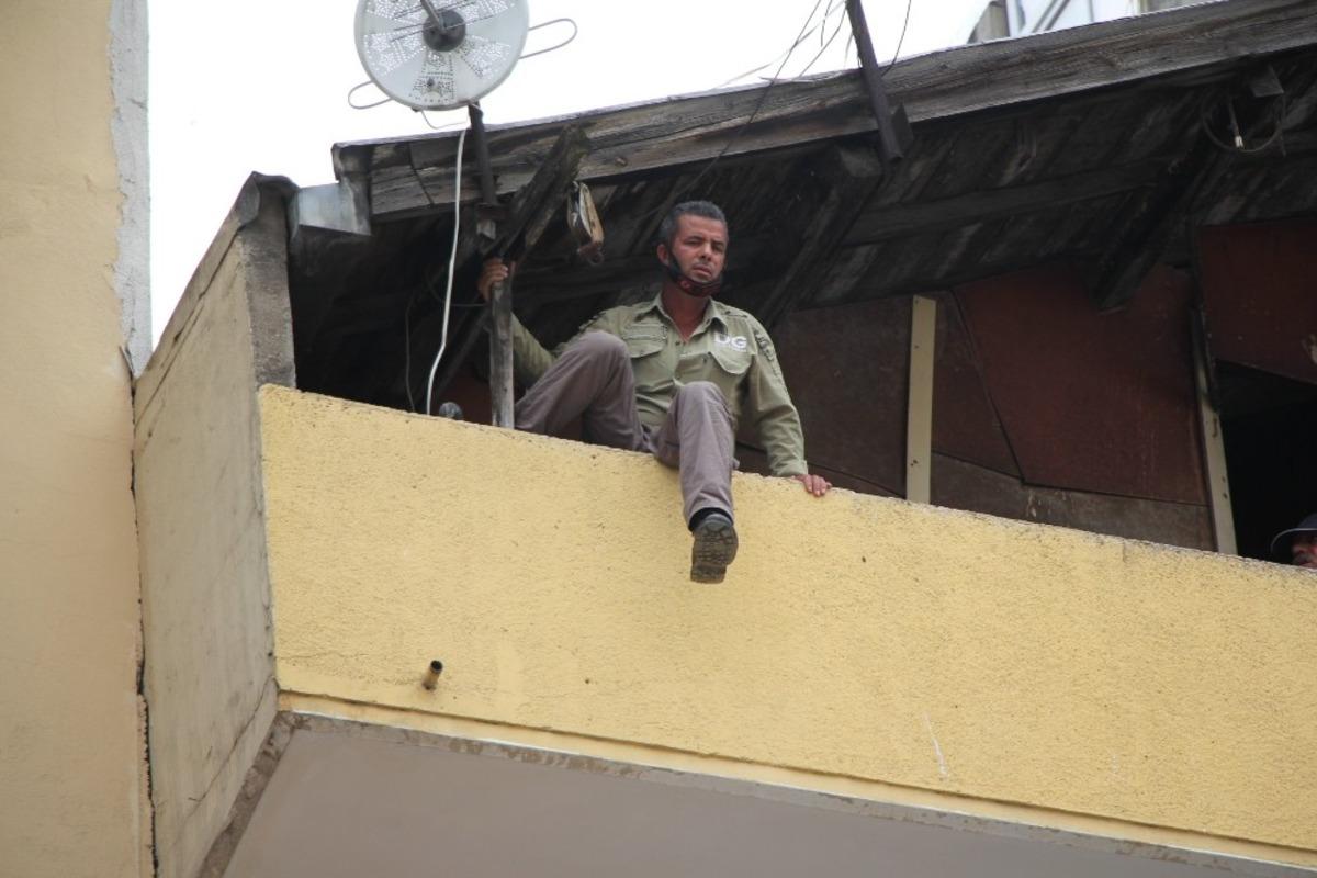 Cezaevindeki kız kardeşini g&ouml;remeyince adliyenin karşısında intihara kalkıştı