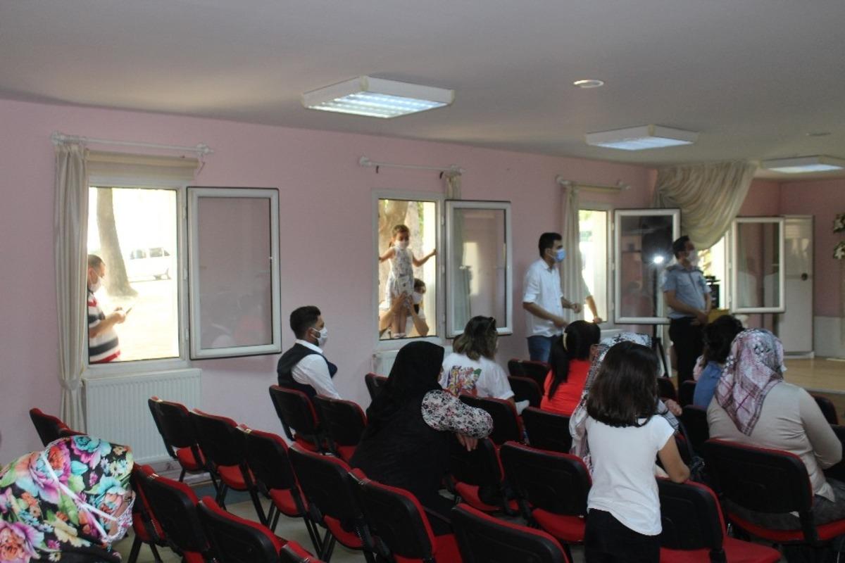 Salona giremeyince nikahı pencerelerden izlediler