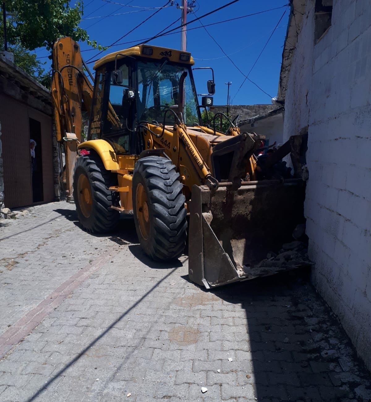 Freni boşalan kep&ccedil;e eve girince i&ccedil;erdeki kadın bayıldı