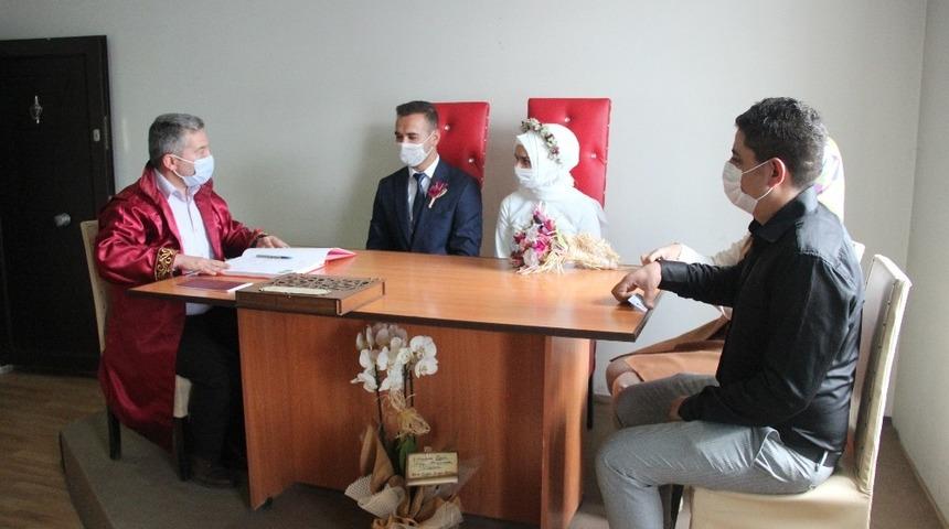 Kütahya’da çiftlere Covid-19 tedbirleriyle nikah kıyıldı