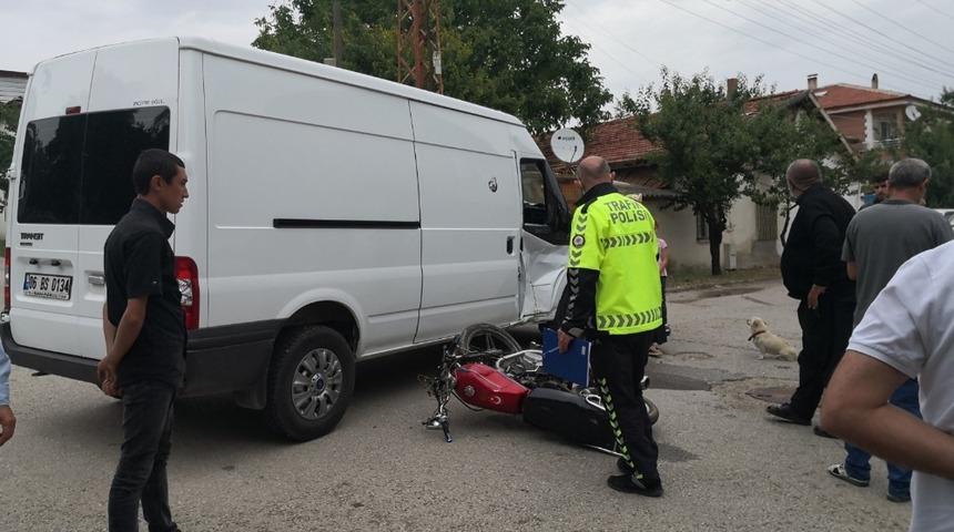 Motosiklet ile Minibüs Çarpıştı: 2 Yaralı