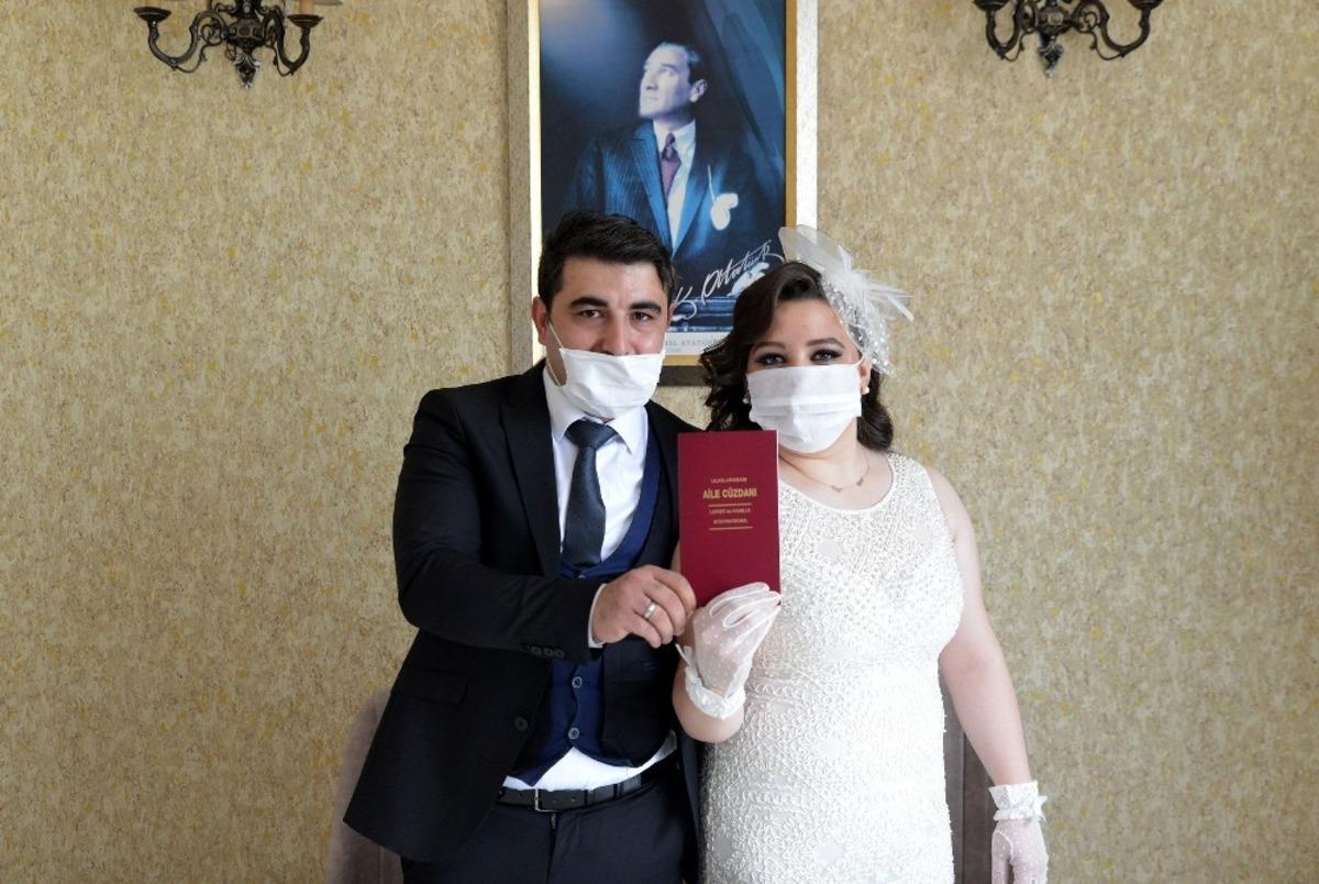 Tedbirler eşliğinde d&uuml;nya evine girdiler