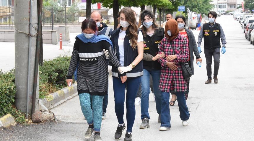 Hırsızlıktan tutuklanan 3 kadın su&ccedil; makinesi &ccedil;ıktı