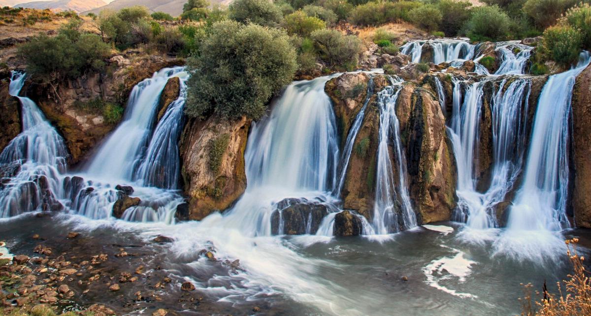 Muradiye Şelalesi'ne ziyaret&ccedil;i akını başladı