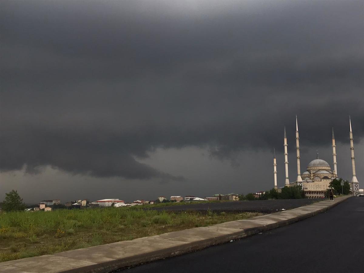 Arnavutk&ouml;y saran kara bulutlar b&ouml;yle g&ouml;r&uuml;nt&uuml;lendi