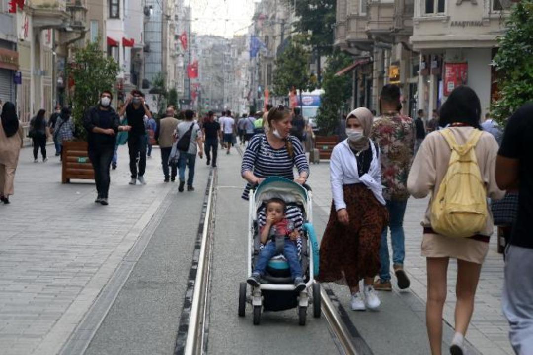 Artan vaka sayısına rağmen İstiklal Caddesi'ne akın ettiler