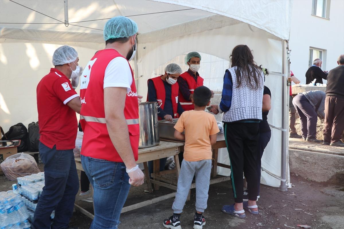 T&uuml;rk Kızılaydan depremzedelere sıcak yemek ve &ccedil;ay ikramı
