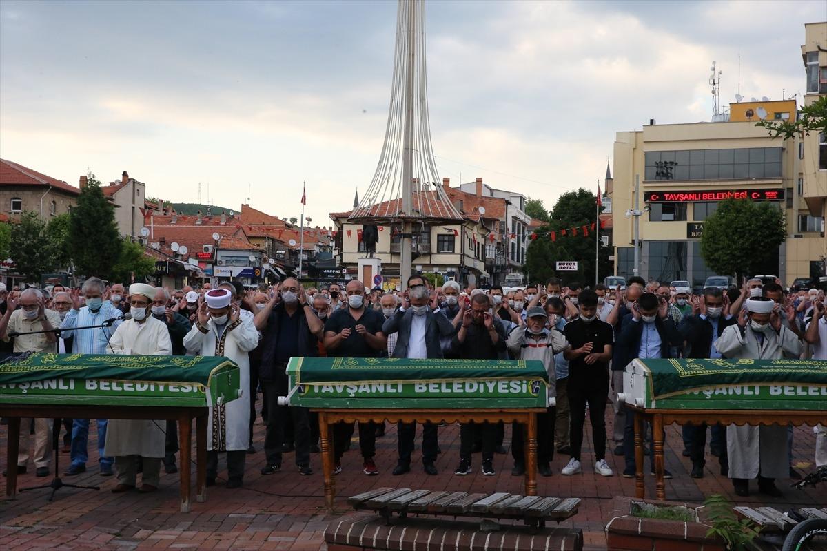 Balıkesir'deki kazada &ouml;len s&uuml;r&uuml;c&uuml;, eşi ve babasının cenazeleri toprağa verildi