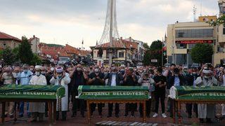 Balıkesir'deki kazada ölen sürücü, eşi ve babasının cenazeleri toprağa verildi