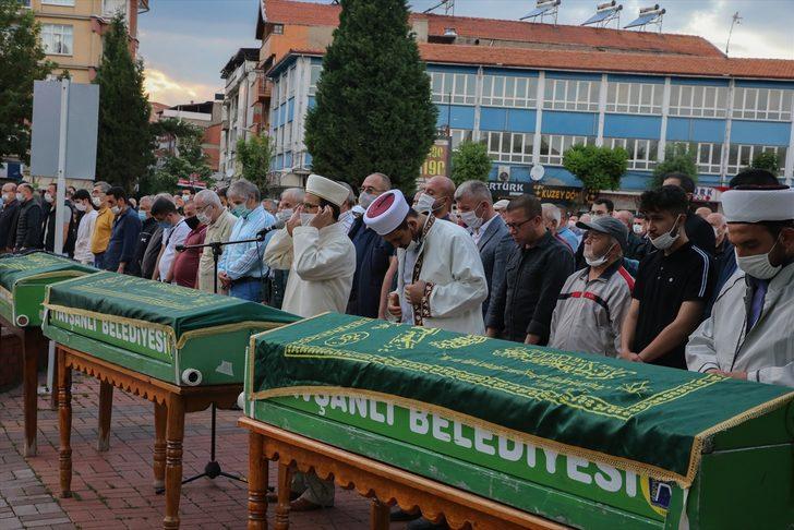 Balıkesir'deki kazada ölen sürücü, eşi ve babasının cenazeleri toprağa verildi G2