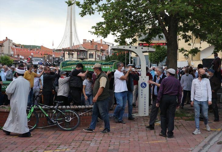 Balıkesir'deki kazada ölen sürücü, eşi ve babasının cenazeleri toprağa verildi G3