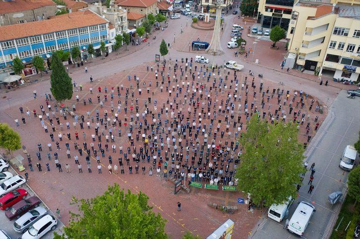 Balıkesir'deki kazada ölen sürücü, eşi ve babasının cenazeleri toprağa verildi G4