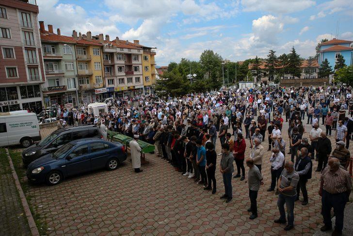 Balıkesir'deki kazada ölen sürücü, eşi ve babasının cenazeleri toprağa verildi G5