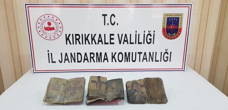 Kırıkkale'de ceylan derisi üzerine yazılmış tarihi dua kitapları ele geçirildi G2