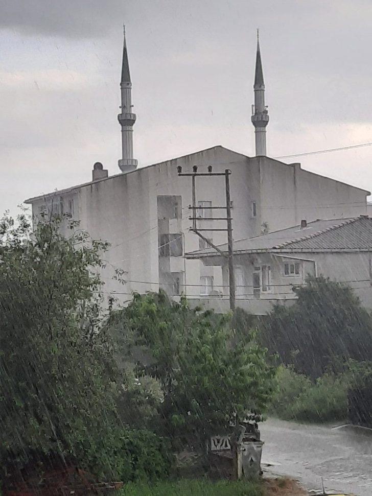 Muratlı’da aniden bastıran yağmur yolları göle çevirdi G3