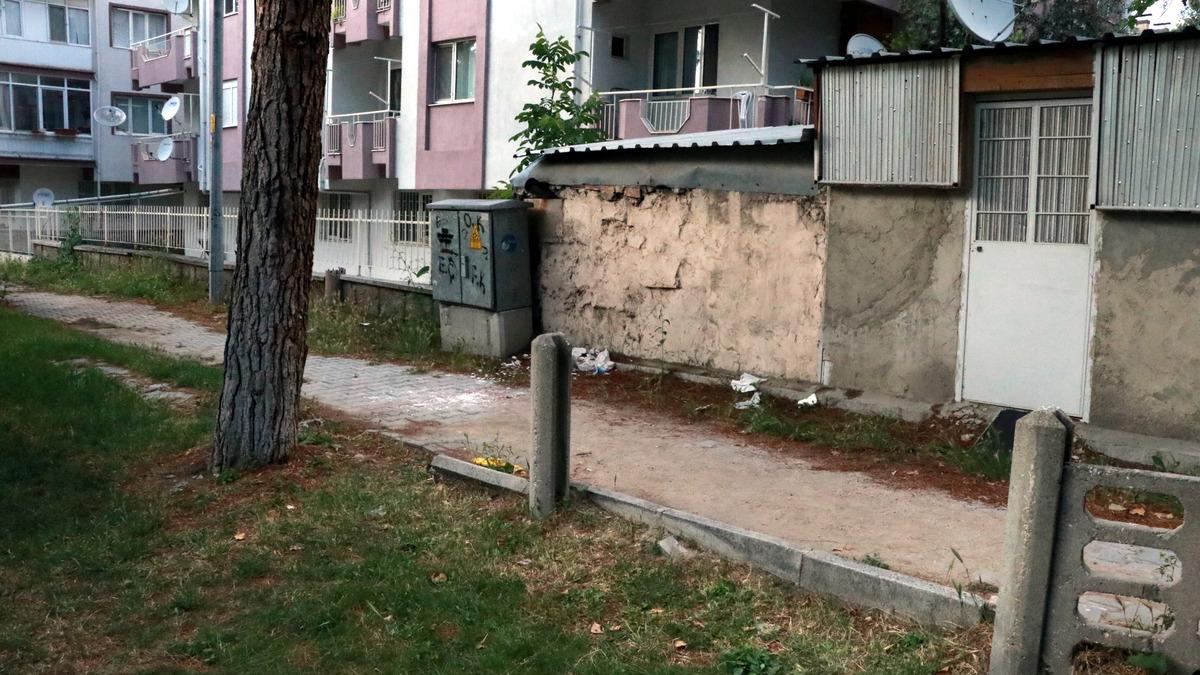Ş&uuml;phelinin saldırısından ka&ccedil;arken d&uuml;ş&uuml;p başını duvara &ccedil;arpan polis yaralandı