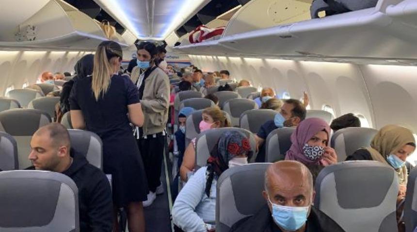 D&uuml;sseldorf-Adana u&ccedil;ağında koronavir&uuml;s paniği! 'Nefes alamıyorum' diye bağırınca...