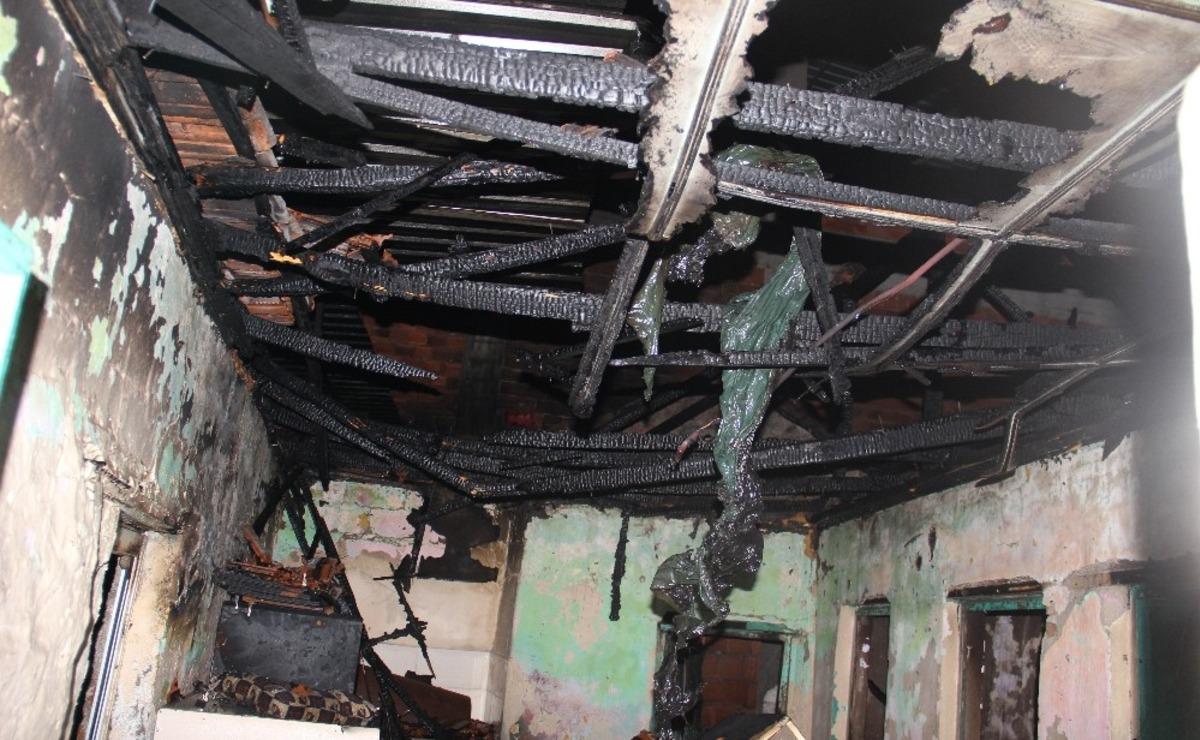 B&ouml;yle &ouml;fke g&ouml;r&uuml;lmedi, mahalle sakinleri ısrarla evini yakan şahsın tedavi edilmesini istedi