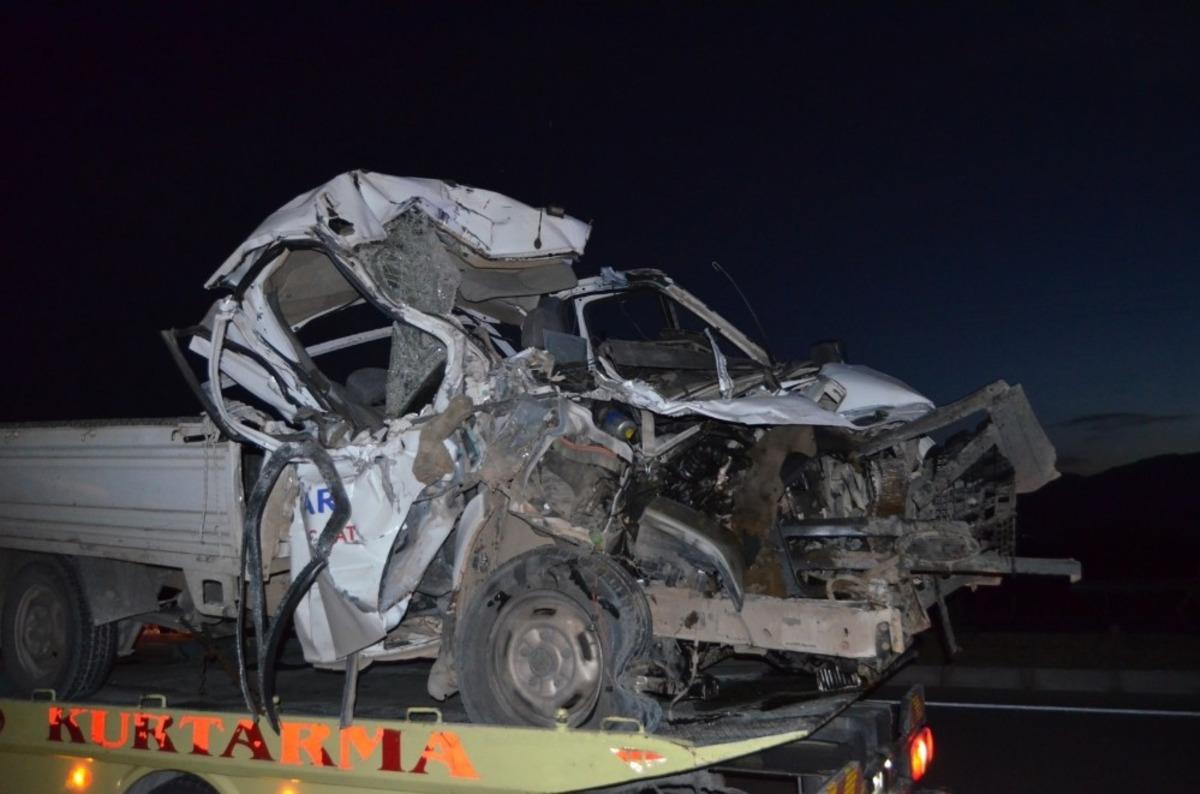 S&ouml;ke&rsquo;de tomruk y&uuml;kl&uuml; tıra &ccedil;arpan kamyonet hurdaya d&ouml;nd&uuml;
